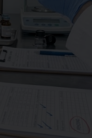 Verificación de etiquetas, número de lote y registro sanitario oficial en dispositivos de tamizaje y productos de cuidado personal en México.