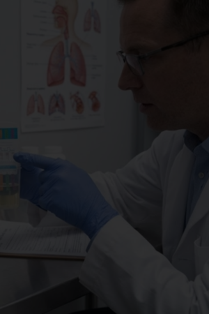 Dispositivos de tamizaje rápido en orina utilizados como auxiliares en programas de control interno y fomento sanitario en las empresas