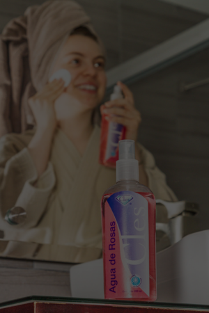 Aplicación de tónico facial de agua de rosas puro para equilibrar el pH de la piel y restaurar el manto hidrolipídico después de la limpieza.